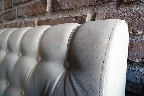 Canapea din piele albă