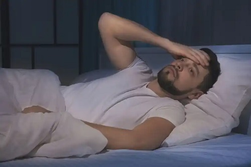 Bărbat care ar trebui să consume ceaiul de salată contra insomniei