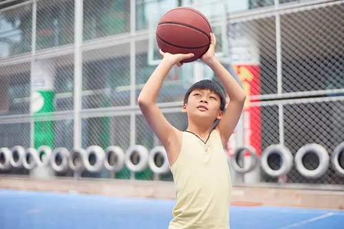 Copil care joacă baschet