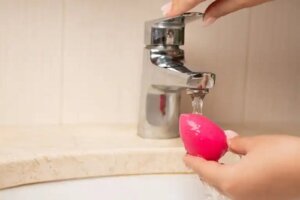 Cum se curăță buretele de machiaj sau beauty blenderul fără a-l deteriora