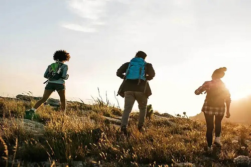 Prieteni care fac o drumeție