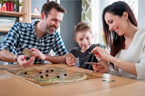 Familie care cunoaște beneficiile științei pentru copii