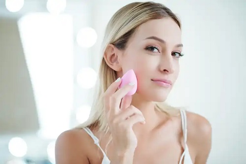 Fată care știe cum se curăță buretele de machiaj sau beauty blenderul