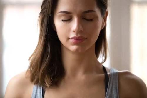 Femeie care elimină anxietatea dentară