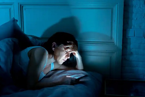 Femeie care se confruntă cu anxietatea nocturnă