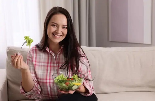 Femeie care urmează dieta lazy keto