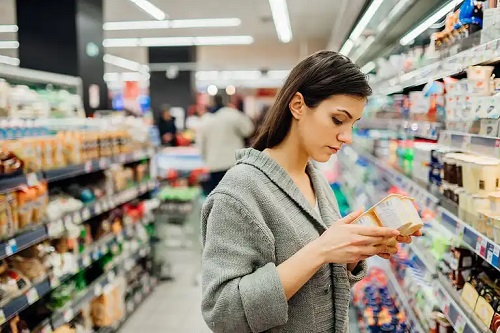 Femeie preocupată de gătitul fără gluten