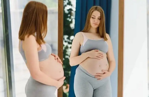 Femeie care resimte schimbările emoționale și psihologice în sarcină
