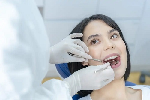 Femeie la stomatolog