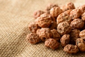 Nucile tigru: nutrienți, beneficii și cum se adaugă în dietă