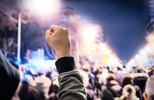 Persoană la protest în stradă