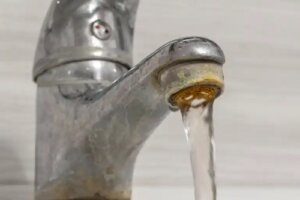 Ce sunt petele de apă dură și cum să le îndepărtezi?