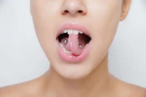 Piercing în limbă