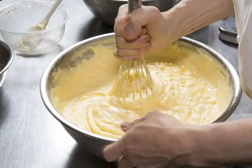 Patiser care prepară rețeta Pastel de Belem