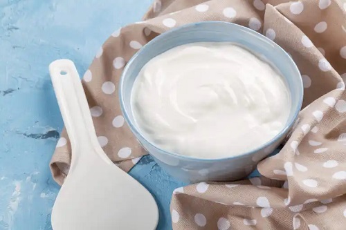 Smântâna sănătoasă în castron ceramic
