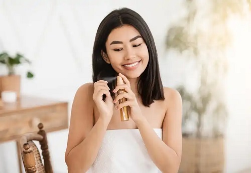 Tânără care folosește termoprotectorul capilar