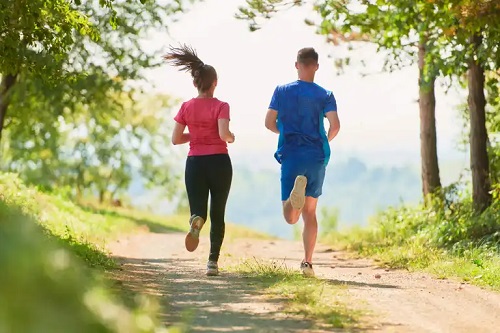 Timp de calitate în cuplu făcând sport în aer liber