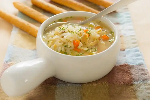 Vas tradițional cu supa Pho