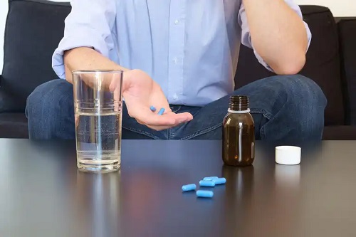 Bărbat care ia Viagra