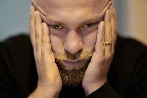 Bărbat afectat de depresia după nuntă
