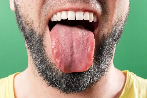 Bărbat cu limba scoasă