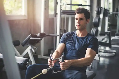 Bărbat care face sport
