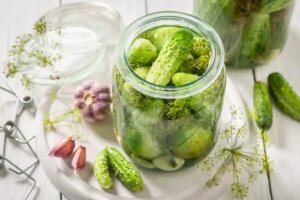Prepararea, nutrienții și beneficiile castraveților murați