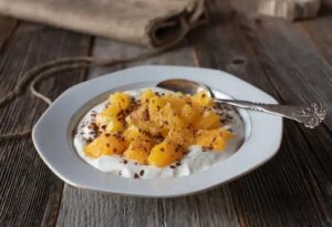 Ce este skyr? Beneficii și utilizări ale acestui produs lactat islandez