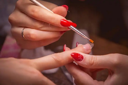 Cum se curăță pensulele de unghii