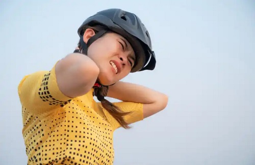 Cum să eviți durerile de gât când mergi pe bicicletă