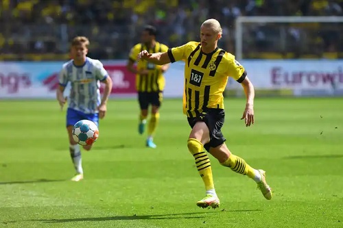 Fotbalistul Erling Haaland pe teren