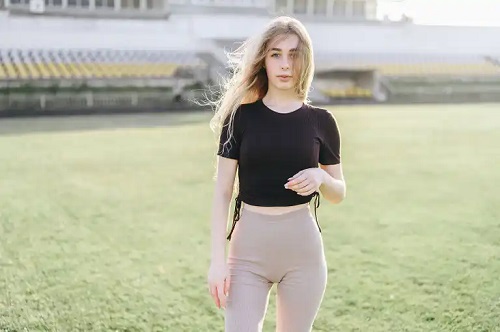 Fată care știe ce sunt hip dips