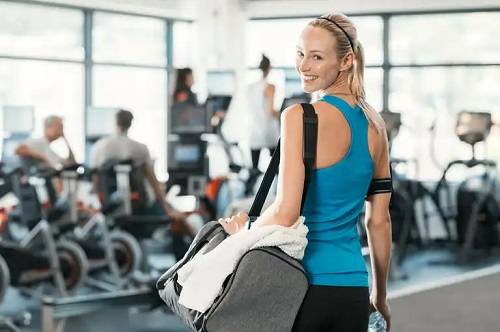 Fată care știe cum poate preveni infecțiile cutanate la sală