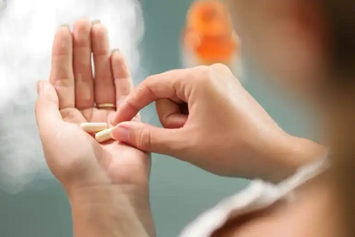 Femeie care ia anticoagulante