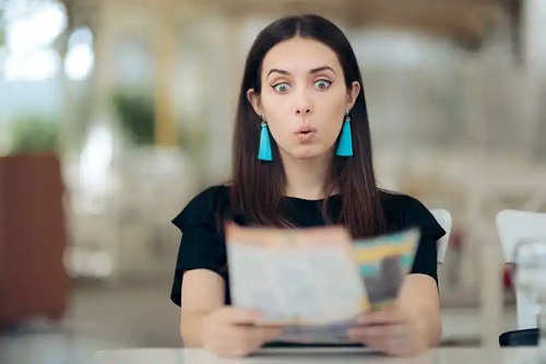 Femeie care citește horoscopul