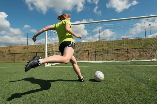 Femeie care joacă fotbal