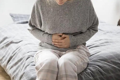 Femeie care suferă de gastrită