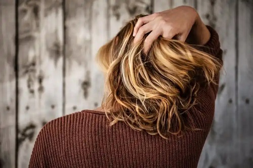 Femeie cu păr blond