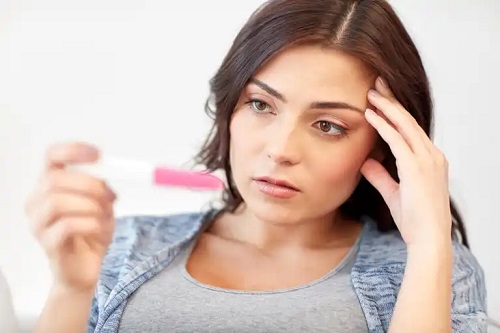 Femeie care face un test de sarcină