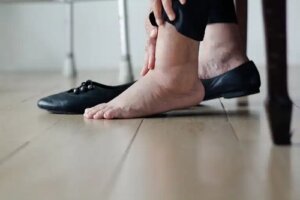 17 cauze ce provoacă inflamația la mâini și picioare: cum să o tratăm?