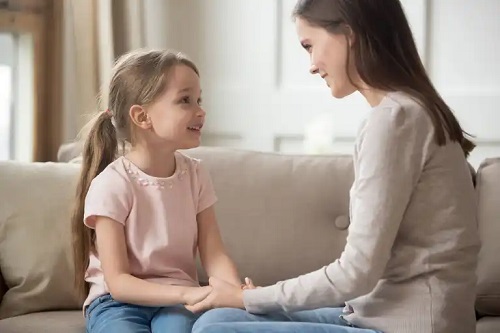 Mamă care evită să facă greșeli parentale