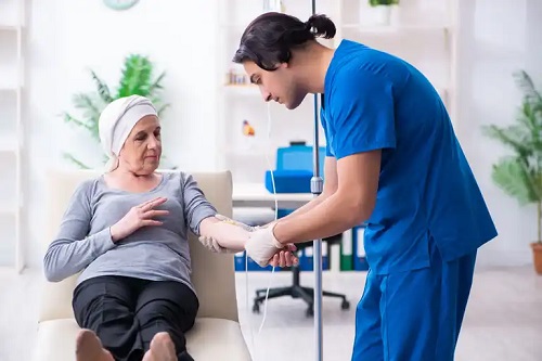 Medic ce aplică chimioterapia pentru cancerul de sân