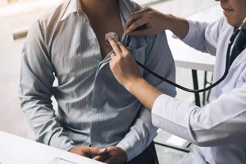 Medic ce consultă un pacient
