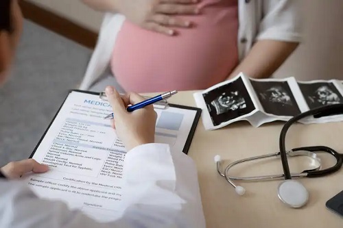 Medic care vorbește despre secrețiile maro în sarcină