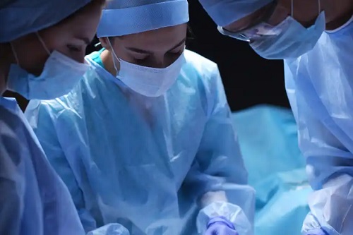 Medici care repară ruptura frenului penisului