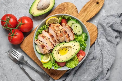 Meniu pentru dieta ketogenică cu pui și avocado