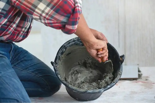 Mesriaș care știe cum se utilizează microcimentul