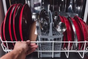 15 lucruri pe care să nu le pui în mașina de spălat vase