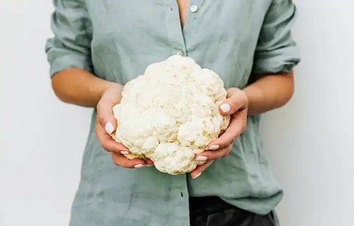 Persoană pasionată de cultivarea conopidei