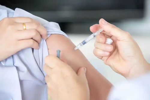 Persoană care primește un vaccin contra HPV
